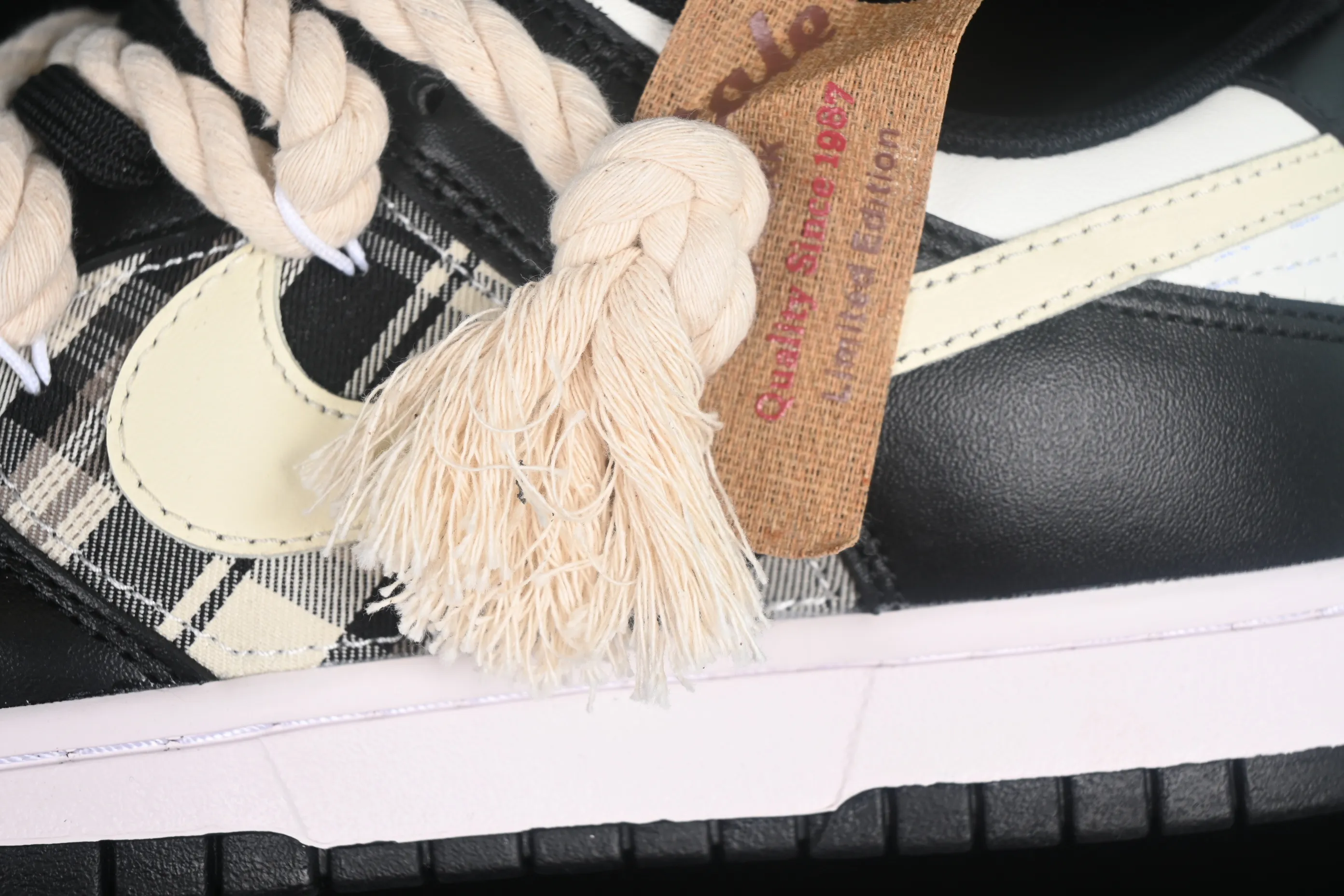All categories Nk SB Dunk series Nk SB Dunk Low low-top sneakers Nk Dunk Low Fire Heart Scottish distressed panda SB deconstructed strap low-top retro casual sneakers DD1391-100